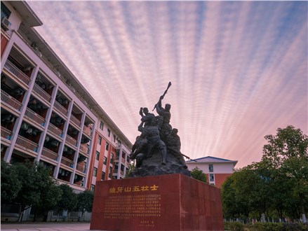 緣聚科大，奮斗強軍 | 花火劇團攜手國防科技大學春節音樂焰火秀恭賀新春。